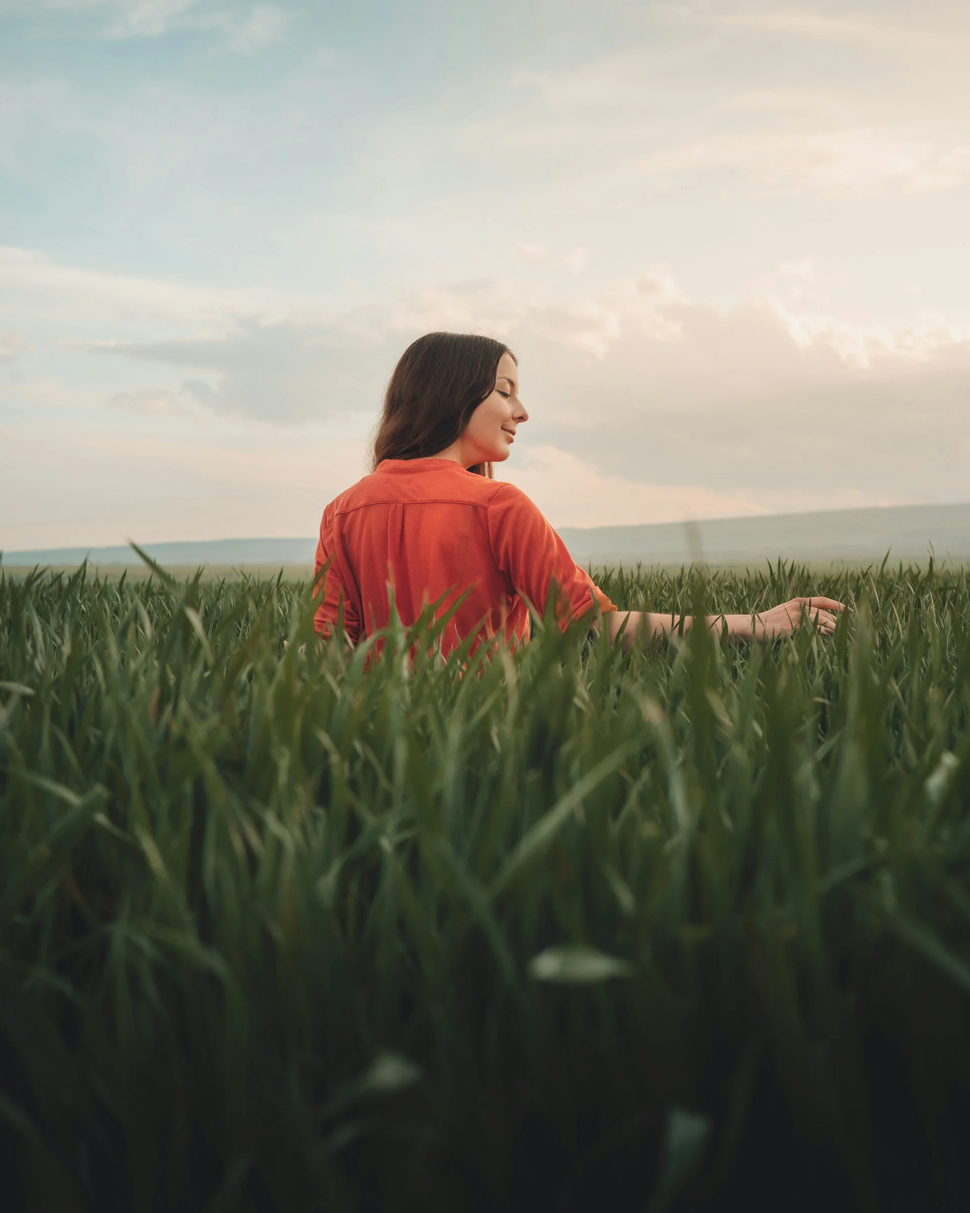 Une femme dans un champ de blé qui respire la joie de vivre