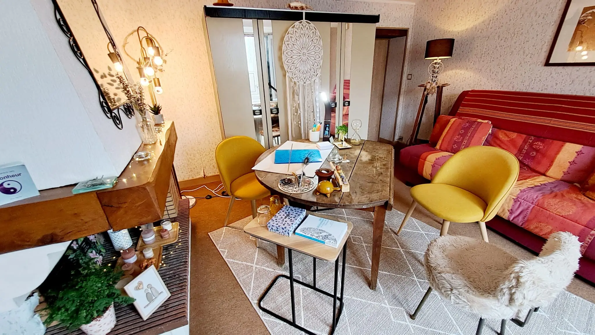 Cabinet de Christine Boury avec son bureau, trois chaises et ses supports de travail